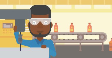 Freze Makinası üzerinde çalışan adam.