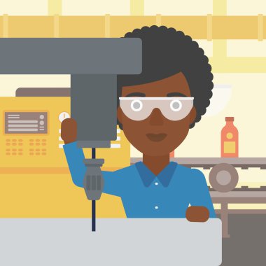 Freze Makinası üzerinde çalışan kadın.