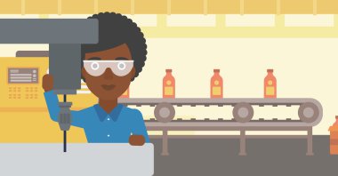 Freze Makinası üzerinde çalışan kadın.