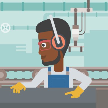 Metal basın makinede çalışan adam.