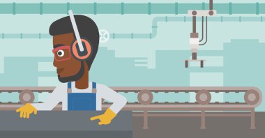 Metal basın makinede çalışan adam.