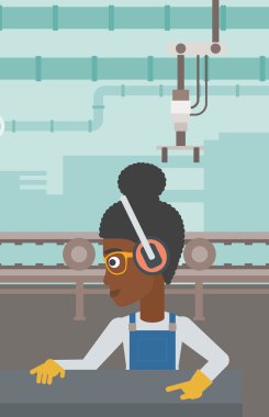 Metal basın makinede çalışan kadın.