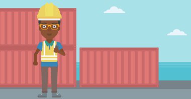 Liman işçisi kablosuz radyo konuşmak.