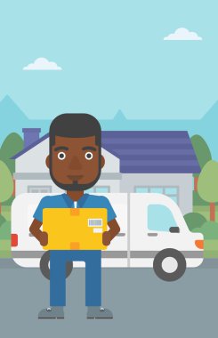 Karton kutular taşıyan teslimatçı.