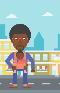 Kızı Arkadan kovalayan taşıyan baba.