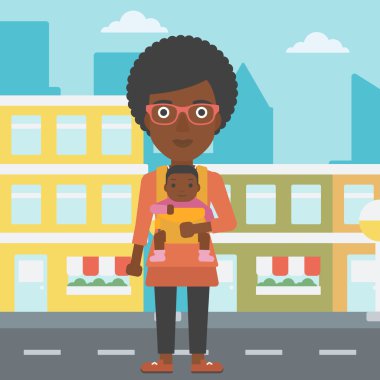 Arkadan kovalayan oğlunu taşıyan anne.