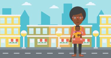 Arkadan kovalayan oğlunu taşıyan anne.