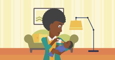 Annesi bebeğini besliyor.