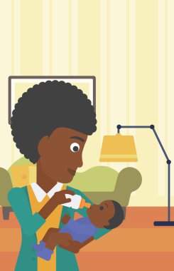 Annesi bebeğini besliyor.