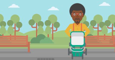 Bebek arabasıyla yürüyen baba.