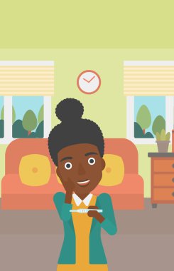 Hamilelik testi olan kadın.