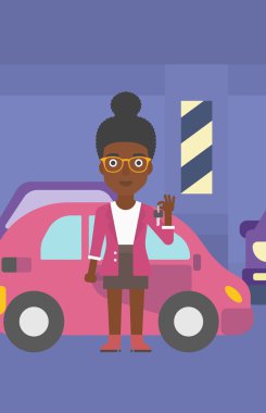 Yeni arabasını anahtarları tutan kadın.