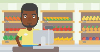 Süpermarkette kasada duran kasiyer.