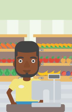 Süpermarkette kasada duran kasiyer.