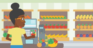 Süpermarkette kasada duran kasiyer.