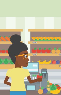 Süpermarkette kasada duran kasiyer.