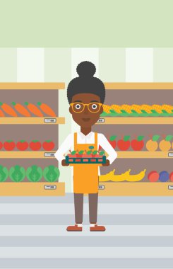 Süpermarket işçi ile kutu elma dolu.