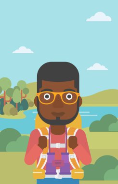 Sırt çantası ile neşeli Gezgin.