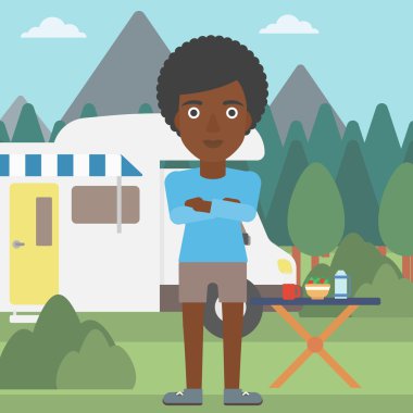 Motorlu ev önünde duran kadın.