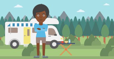 Motorlu ev önünde duran kadın.