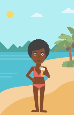 kokteyl sahilde bir kadınla.