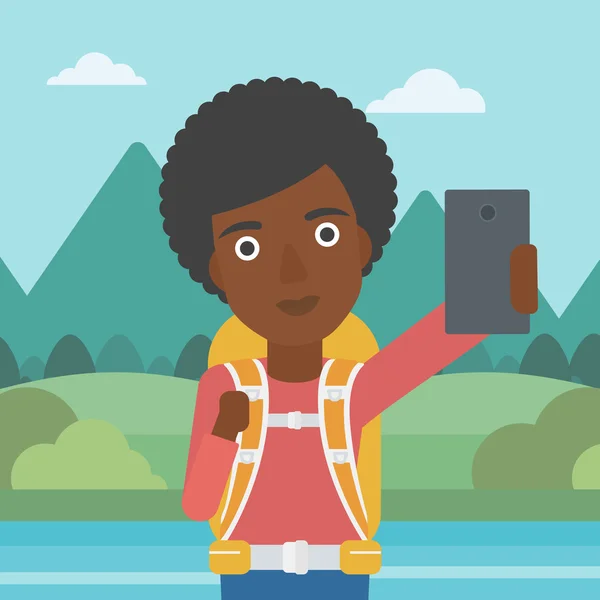 Mujer con mochila haciendo selfie . — Vector de stock