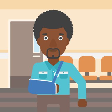 Kolu kırık yaralı adam.