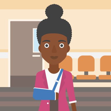 Kolu kırık kadın yaralandı.