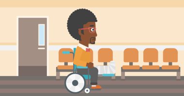 Kırık bacak tekerlekli sandalyede oturan adam.