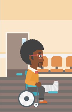 Kırık bacak tekerlekli sandalyede oturan adam.