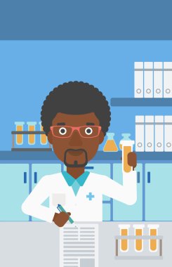 Çalışan laboratuvar asistanı.