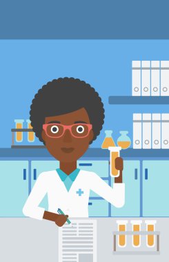 Çalışan laboratuvar asistanı.