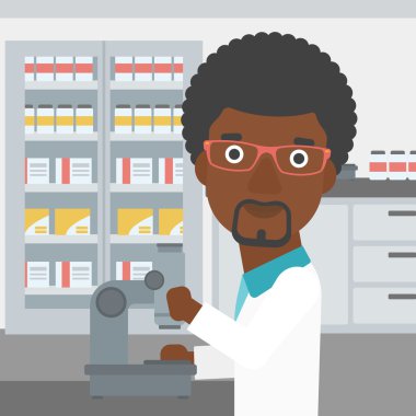 Laboratuar asistanı ile mikroskop.