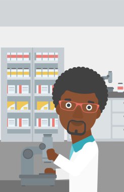 Laboratuar asistanı ile mikroskop.