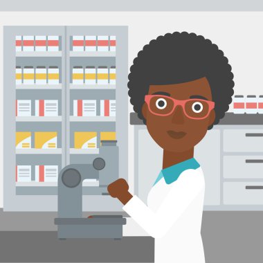 Laboratuar asistanı ile mikroskop.