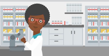 Laboratuar asistanı ile mikroskop.