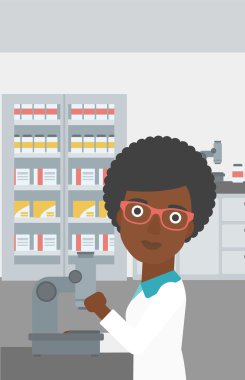 Laboratuar asistanı ile mikroskop.