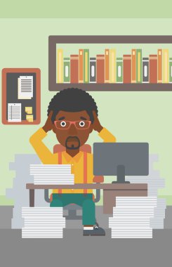 Umutsuzluk içinde iş adamı ofiste oturuyor.