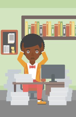 Umutsuzluk içinde iş kadını ofiste oturan.