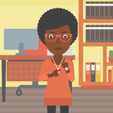 Kızgın iş kadın kol saati işaret.