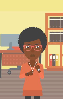 Kızgın iş kadın kol saati işaret.