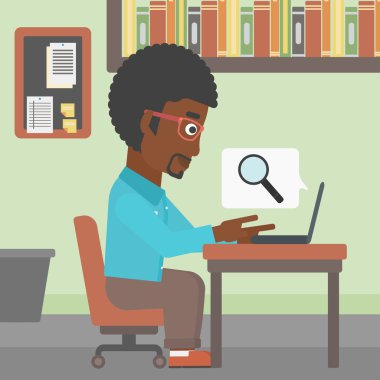 İşadamı laptopuyla çalışıyor..