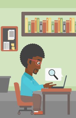 İşadamı laptopuyla çalışıyor..