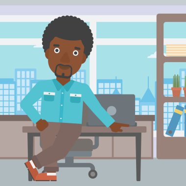 ofiste ayakta işadamı.