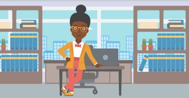 İş kadını ofiste duruyor..