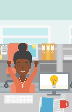 İş fikri olan yaratıcı heyecanlı kadın.