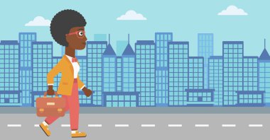 Başarılı iş kadını evrak çantası ile yürüyor.