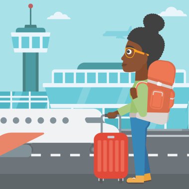 Kadın havaalanında bavul ile.