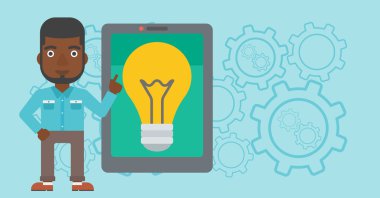 Büyük tablet bilgisayarda işaret eden adam.