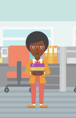 Klasörleri yığını tutan iş kadın.